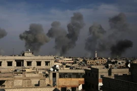 Khói bốc lên sau vụ không kích ở Douma ngày 13/12. (Nguồn: AFP/TTXVN)