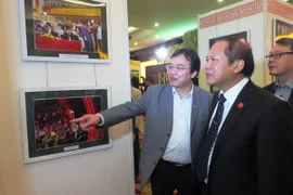 Các đại biểu tham quan triển lãm ảnh “Những người làm truyền hình.” (Ảnh: Võ Dung/TTXVN)