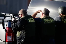Lực lượng đặc nhiệm Mỹ tại hiện trường vụ xả súng ở San Bernardino. (Nguồn: AFP/TTXVN)