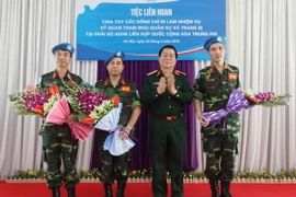 Ba sỹ quan Việt Nam lên đường làm nhiệm vụ tại Phái bộ Gìn giữ hòa bình Liên hợp quốc. (Ảnh: Hồng Pha/TTXVN)