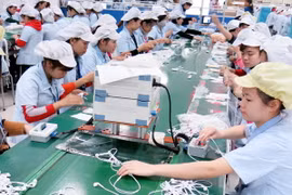 Dây chuyền sản xuất tai nghe cho điện thoại thông minh của Công ty TNHH Glonics Việt Nam, doanh nghiệp 100% vốn FDI Hàn Quốc. (Ảnh: Hoàng Nguyên/TTXVN)