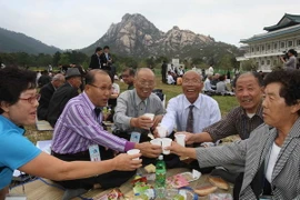 Khách du lịch tham quan khu nghỉ dưỡng trên núi Kumgang. (Nguồn: koogle.tv)