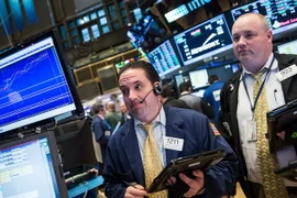 Giao dịch viên làm việc tại sàn giao dịch chứng khoán New York 