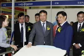 Các đại biểu thăm quan triển lãm trong ngày khai mạc. (Ảnh: Quốc Khánh/TTXVN)