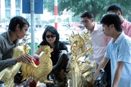 Gian giới thiệu và bán hàng thủ công mỹ nghệ của thanh niên làng nghề truyền thống Kiêu Kỵ. (Ảnh: Đình Trân/TTXVN)