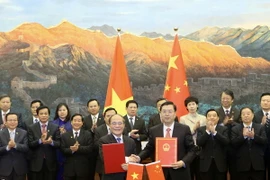 Chủ tịch Quốc hội Nguyễn Sinh Hùng và Chủ tịch Nhân đại Trương Đức Giang ký Thỏa thuận hợp tác giữa Quốc hội hai nước. (Ảnh: Nhan Sáng/TTXVN)