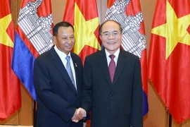 Chủ tịch Quốc hội Nguyễn Sinh Hùng đón và hội đàm với Samdech Say Chhum. (Ảnh: Nhan Sáng/TTXVN)