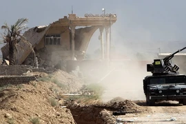 Binh sỹ Iraq và lực lượng dân phòng người Shiite trong chiến dịch quân sự chống IS tại Baiji. (Nguồn: AFP/TTXVN)