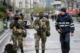Binh sỹ và cảnh sát Bỉ tuần tra tại trung tâm thủ đô Brussels. (Nguồn: THX/TTXVN)