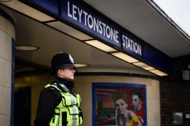 Cảnh sát gác bên ngoài nhà ga tàu điện ngầm Leytonstone ở London sau vụ tấn công. (Nguồn: AFP/TTXVN)