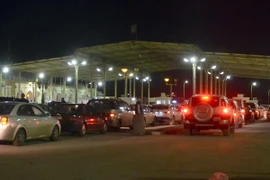 Hàng đoàn xe xếp hàng trước cửa khẩu biên giới giữa Tunisia và Libya ngày 26/11, sau khi Tunisia thông báo đóng cửa biên giới trên bộ với Libya trong 15 ngày. (Nguồn: AFP/TTXVN)