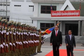 Bộ trưởng Bộ An ninh Lào Somkeo Silavong tiếp Đại tướng Trần Đại Quang. (Ảnh: Phạm Kiên/Vietnam+)