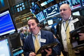 Giao dịch viên làm việc tại sàn giao dịch chứng khoán New York. (Nguồn: AFP/TTXVN)