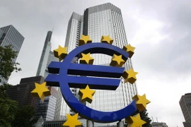 Logo đồng Euro phía trước trụ sở Ngân hàng Trung ương châu Âu ECB ở Frankfurt am Main, miền Tây nước Đức.(Nguồn: AFP/TTXVN)