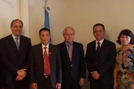 Chủ tịch lâm thời Thượng viện Argentina Federico Pinedo (đứng giữa) tiếp đoàn Quốc hội Việt Nam. (Ảnh: Diệu Hương/Vietnam+)