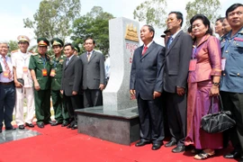Lãnh đạo hai tỉnh An Giang và Kandal, Campuchia, tại lễ khánh thành cột mốc biên giới 241. (Ảnh :Vương Thoại Trung/TTXVN)