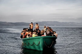 Người di cư tới đảo Lesbos của Hy Lạp sau hành trình vượt biển Aegean từ Thổ Nhĩ Kỳ. (Nguồn: AFP/TTXVN)
