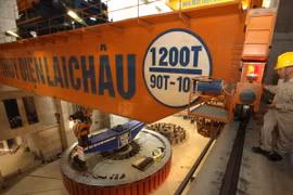Rotor tổ máy số 1 Thủy điện Lai Châu đang được đưa vào vị trí. (Ảnh: Ngọc Hà/TTXVN)