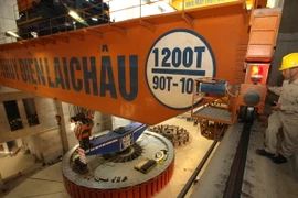 Rotor tổ máy số 1 Thủy điện Lai Châu đang được đưa vào vị trí. (Ảnh: Ngọc Hà/TTXVN)