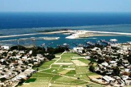 Đảo Lý Sơn nhìn từ đỉnh Thới Lới. (Ảnh: Phước Ngọc/TTXVN)