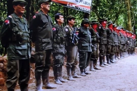 Các thành viên ELN nghe thủ lĩnh Nicolas Rodriguez thông báo quyết định đàm phán hòa bình với Chính phủ Colombia. (Nguồn: AFP/TTXVN)