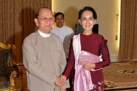 Tổng thống Myanmar U Thein Sein và Chủ tịch NLD Aung San Suu Kyi. (Nguồn: AFP/TTXVN)