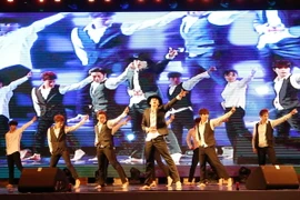 Đoàn nghệ thuật Hàn Quốc biểu diễn chương trình nghệ thuật. (Ảnh: Trần Lê Lâm/TTXVN)