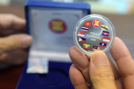 Đồng xu kỷ niệm in hình quốc kỳ của các nước ASEAN. (Nguồn: THX/TTXVN)