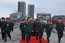 Đại tướng Phùng Quang Thanh đón Thượng tướng Thường Vạn Toàn tại cửa khẩu quốc tế Lào Cai. (Ảnh: Trọng Đức/TTXVN) 