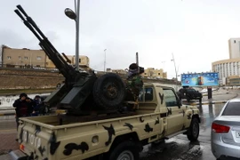 Lực lượng an ninh Libya bao vây khách sạn Corinthia ở Tripoli sau một vụ đánh bom. (Nguồn: AFP/TTXVN)