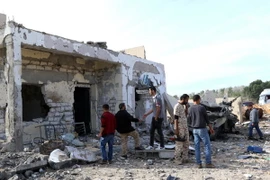 Hiện trường vụ đánh bom ở Msillata, gần thành phố Khoms của Libya. (Nguồn: THX/TTXVN)