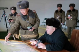 Nhà lãnh đạo Kim Jong-Un (phải, trước) thị sát một cuộc diễn tập của quân đội Triều Tiên. (Nguồn: Yonhap/TTXVN)