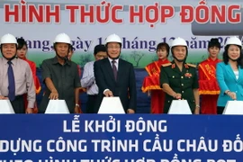 Phó Thủ tướng Phạm Bình Minh và các đại biểu thực hiện nghi thức khởi động dự án. (Ảnh: Đặng Công Mạo/TTXVN)