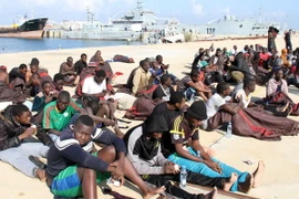 Người di cư sau khi được cứu ngoài khơi Libya. (Nguồn: THX/TTXVN)