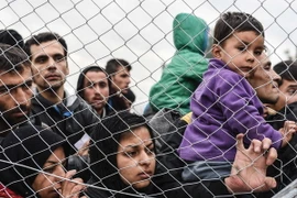 Người tị nạn và di cư đợi để qua biên giới Hy lạp-Macedonia. (Nguồn: AFP/TTXVN)