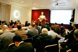 Quang cảnh buổi tọa đàm xúc tiến hợp tác kinh tế giữa Cần Thơ và Pháp tại Đại sứ quán Việt Nam tại Pháp. (Ảnh: Bích Hà/Vietnam+)