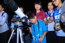 [Photo] Dân Hà Nội tụ tập đón xem hiện tượng “Mặt trăng máu”