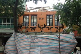 [Photo] Cận cảnh ngôi nhà đang tháo dỡ bất ngờ đổ sập ở Hà Nội 