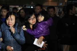 [Photo] Người thân đau đớn đón thi thể thuyền viên bị sát hại 