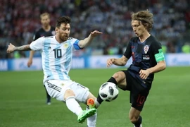 Cầu thủ Lionel Messi (phía trước) của Argentina tranh bóng với Luka Modric của Croatia trong trận đấu ở bảng D World Cup 2018 diễn ra ở Nizhny Novgorod, Nga ngày 21/6. Ảnh: (Nguồn: THX/TTXVN)