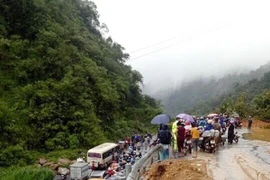 Quốc lộ 4C từ thành phố Hà Giang đi 4 huyện vùng cao núi đá phía Bắc sạt lở, do đường trơn trượt nên đã có xe bị đổ xuống vực. (Ảnh: Minh Tâm/TTXVN)