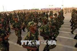 Binh sỹ Libya tham gia duyệt binh trong chiến dịch giải phóng thành phố Derna khỏi các phần tử khủng bố ngày 7/5. (Nguồn: AFP/TTXVN)