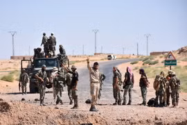 Lực lượng Chính phủ Syria tuần tra trên tuyến đường nối Kabajeb với Al-Shula, ngoại ô Deir Ezzor. (Nguồn: AFP/ TTXVN)