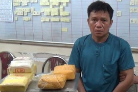 Đối tượng Ly A Chồng bị bắt giữ cùng tang vật. (Ảnh: TTXVN phát)