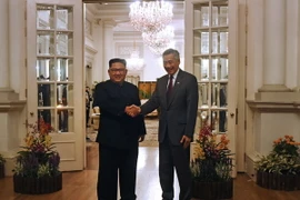 Nhà lãnh đạo Triều Tiên Kim Jong-un (ảnh, trái) đã có cuộc gặp với Thủ tướng nước chủ nhà Singapore Lý Hiển Long. (Nguồn: AFP/TTXVN)