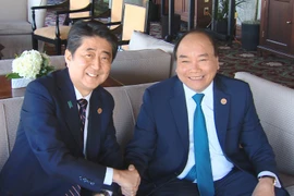 Thủ tướng Nguyễn Xuân Phúc gặp Thủ tướng Nhật Bản Shinzo Abe. (Ảnh: TTXVN)