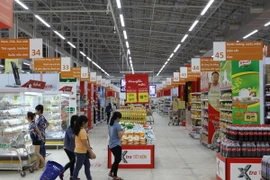 Người tiêu dùng mua sắm tại đại siêu thị Co.op Extra. (Ảnh: Thanh Vũ/TTXVN)