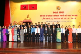 Bí thư Thành ủy Thành phố Hồ Chí Minh Nguyễn Thiện Nhân và Chủ tịch Tổng Liên đoàn Lao động Việt Nam Bùi Văn Cường chụp ảnh lưu niệm với các đại biểu dự đại hội. (Ảnh: Thanh Vũ/TTXVN)