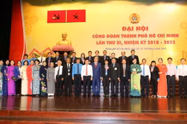 Bí thư Thành ủy Thành phố Hồ Chí Minh Nguyễn Thiện Nhân và Chủ tịch Tổng Liên đoàn Lao động Việt Nam Bùi Văn Cường chụp ảnh lưu niệm với các đại biểu dự đại hội. (Ảnh: Thanh Vũ/TTXVN)