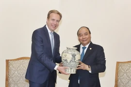 Thủ tướng Nguyễn Xuân Phúc tặng quà lưu niệm cho Chủ tịch Diễn đàn Kinh tế thế giới (WEF) Borge Brende. (Ảnh: Thống Nhất/TTXVN)